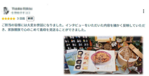 葬儀のメモリアルコーナーに飾られた故人様の思い出の品々。手料理の思い出が詰まった料理本やせいろに入ったちまき、御朱印帳、世界各地のシンブル（指ぬき）コレクション。